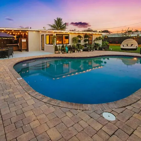 AMAZING AFFORDABLE LUXURY PARADiSE WITH HEATED POOL PERFECT FOR 2 TO 8 PEOPLE